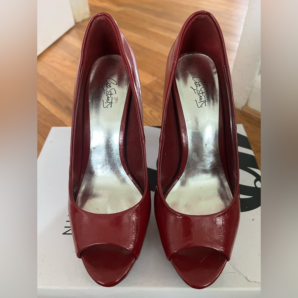 Red pumps size 6 1/2